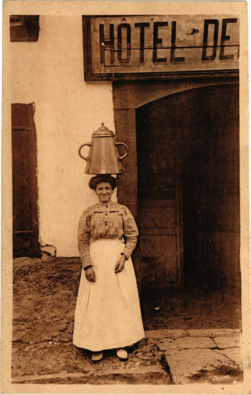 Carte postale ancienne Types Basques - Aguadora - Porteuse d'eau