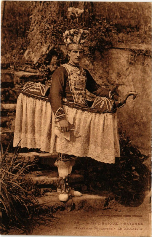 Carte postale ancienne Musée Basque - Bayonne - Danseurs Souletins à Bayonne