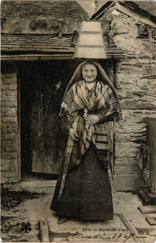 Carte postale ancienne Les Pyrenées - Porteuse d'eau