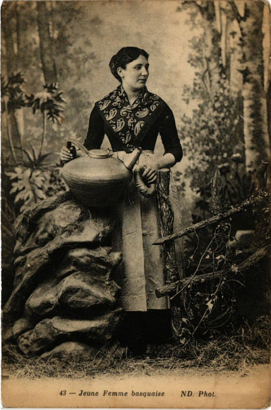 Carte postale ancienne Jeune Femme basquaise