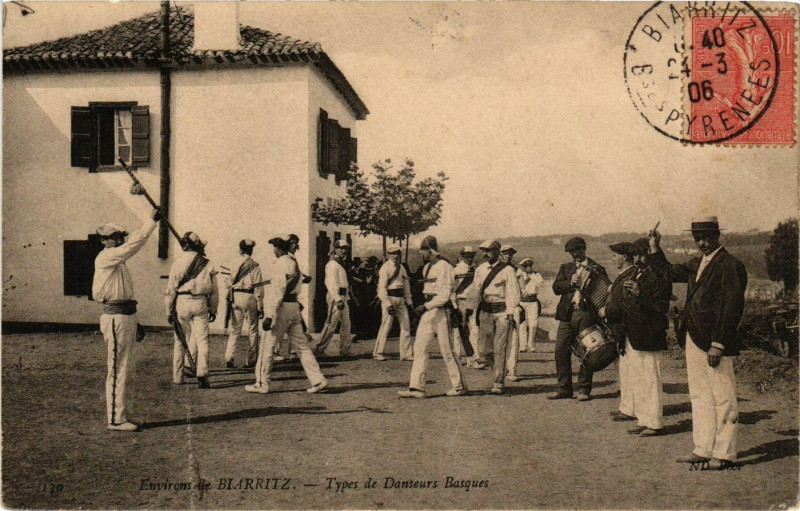 Carte postale ancienne Env. de Biarritz - Types de Danseurs Basques à Biarritz