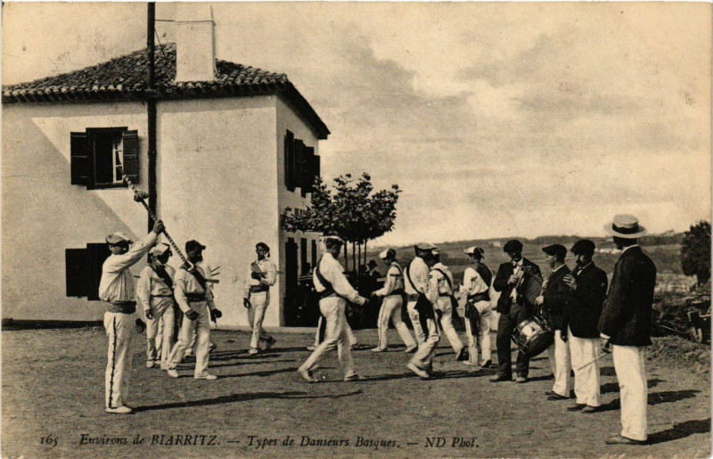 Carte postale ancienne Env. de Biarritz - Types de Danseurs Basques à Biarritz