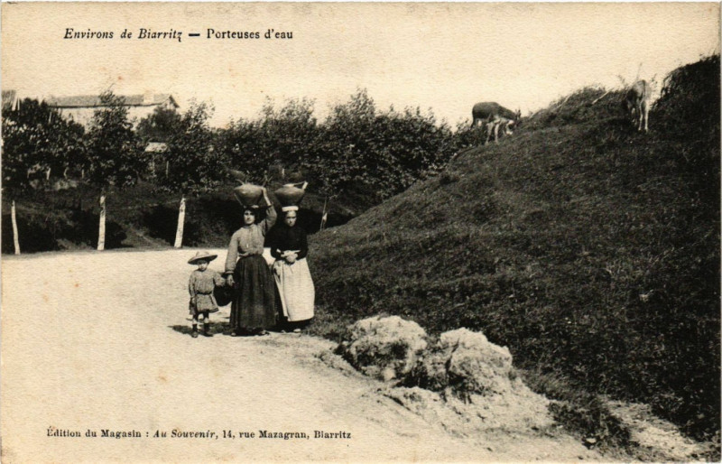 Carte postale ancienne Env. de Biarritz - Porteuses d'eau à Biarritz