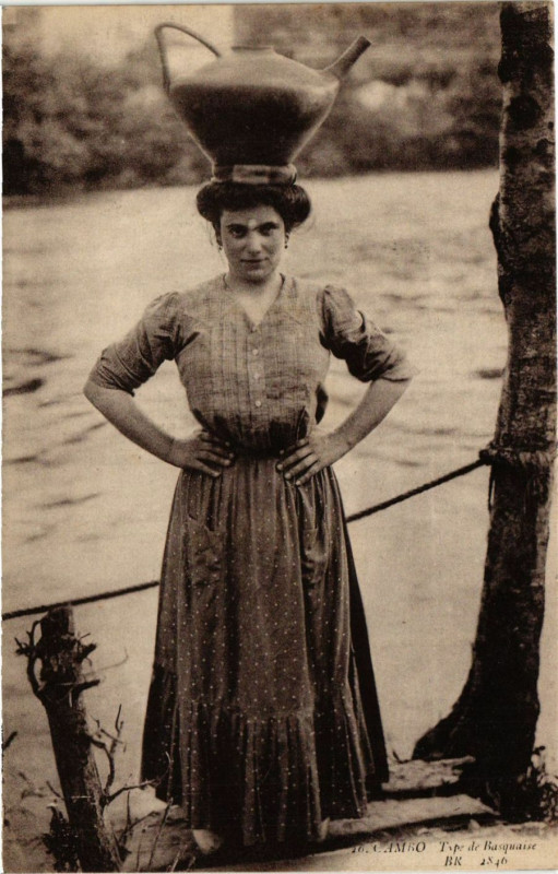 Carte postale ancienne Cambo - Type de Basquaise