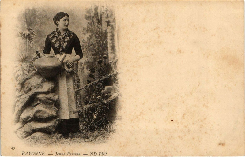 Carte postale ancienne Bayonne - Jeune Femme à Bayonne