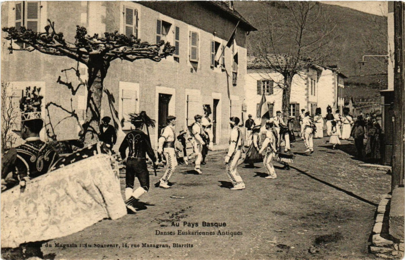 Carte postale ancienne Au Pays Basque - Danses Euskariennes Antique