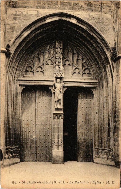 Carte postale ancienne Saint-Jean-de-Luz - Le portail de l'Eglise à Saint-Jean-de-Luz