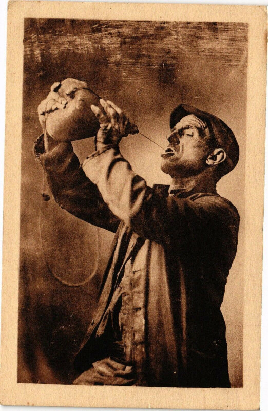 Carte postale ancienne Types Basques - Buveur basque se desalterant