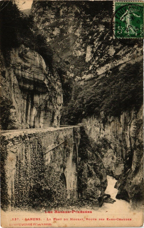 Carte postale ancienne Laruns - Le Pont du Hourat Route des Eauc-Chaudes à Laruns