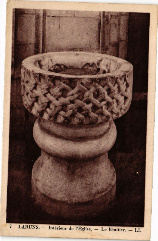 Carte postale ancienne Laruns - Interieur de l'Eglise - Le Benitier à Laruns