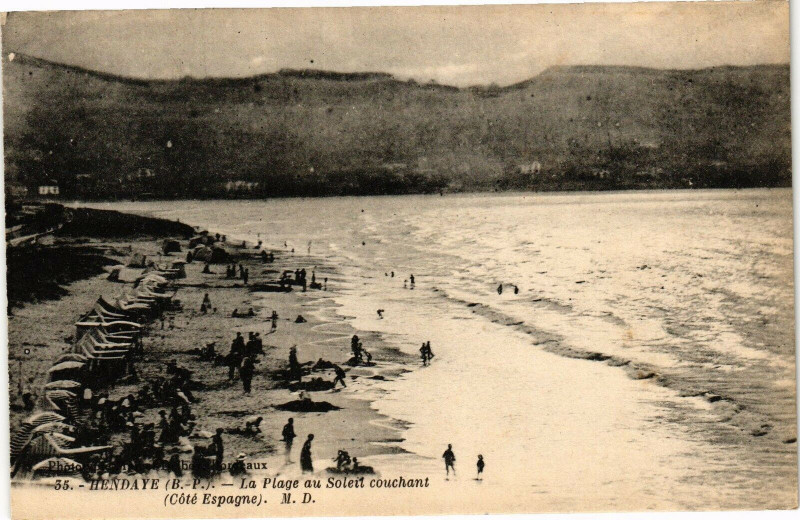 Carte postale ancienne Hendaye - La Plage au Soleil couchant à Hendaye