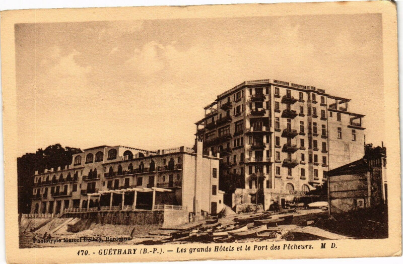 Carte postale ancienne Guethary - Les grands Hotel et le Port des Pecheurs à Guéthary