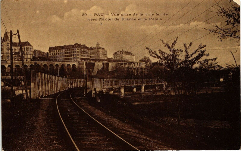 Carte postale ancienne Pau - Vue prise de la voice ferrée à Pau