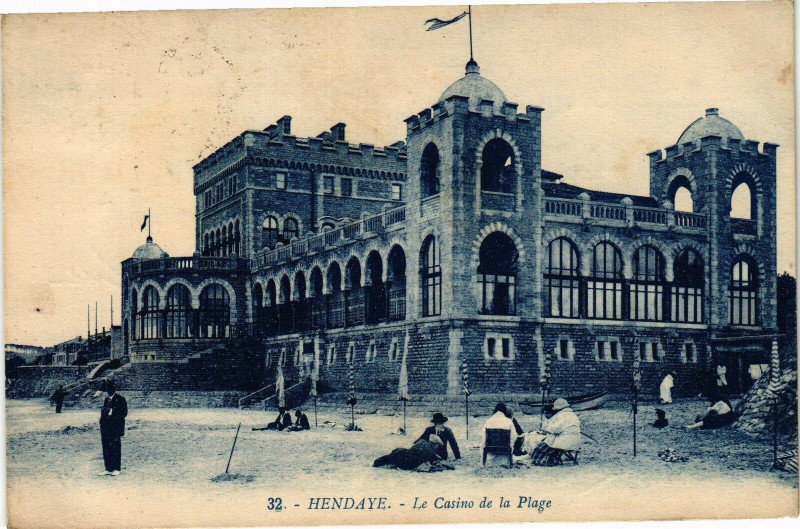 Carte postale ancienne Hendaye - Le Casino et la Plage à Hendaye