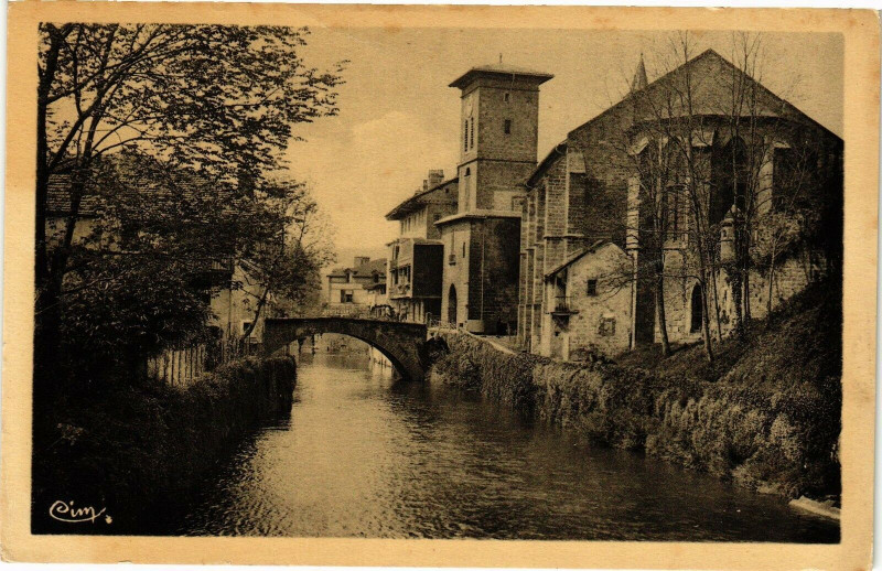 Carte postale ancienne Saint-Jean-Pied-de-Port - L'Eglise - Les Bords de la Nive à Saint-Jean-Pied-de-Port