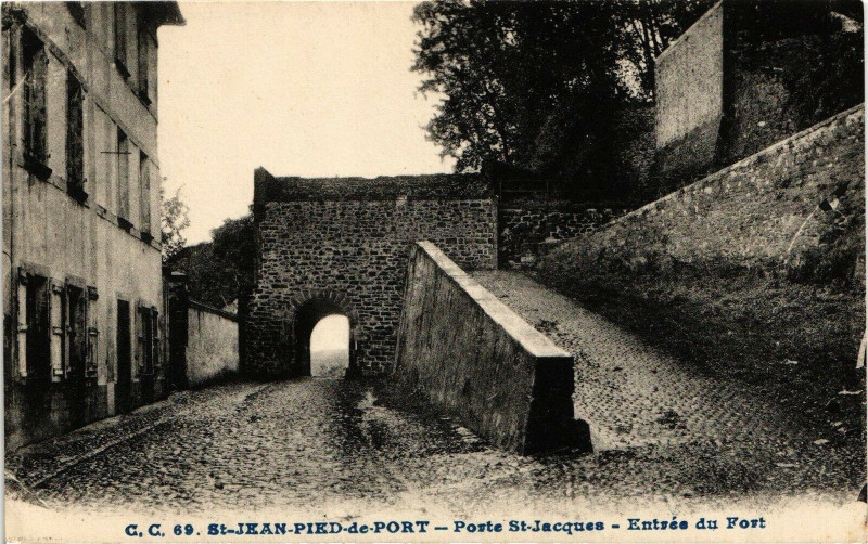 Carte postale ancienne Saint-Jean-Pied-de-Port - Porte Saint-Jacques - Entrée du Fort à Saint-Jean-Pied-de-Port