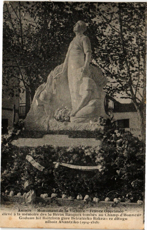Carte postale ancienne Ascain - Monument de la Victorie à Ascain