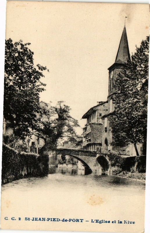Carte postale ancienne Saint-Jean-Pied-de-Port - L'Eglise et la Nive à Saint-Jean-Pied-de-Port