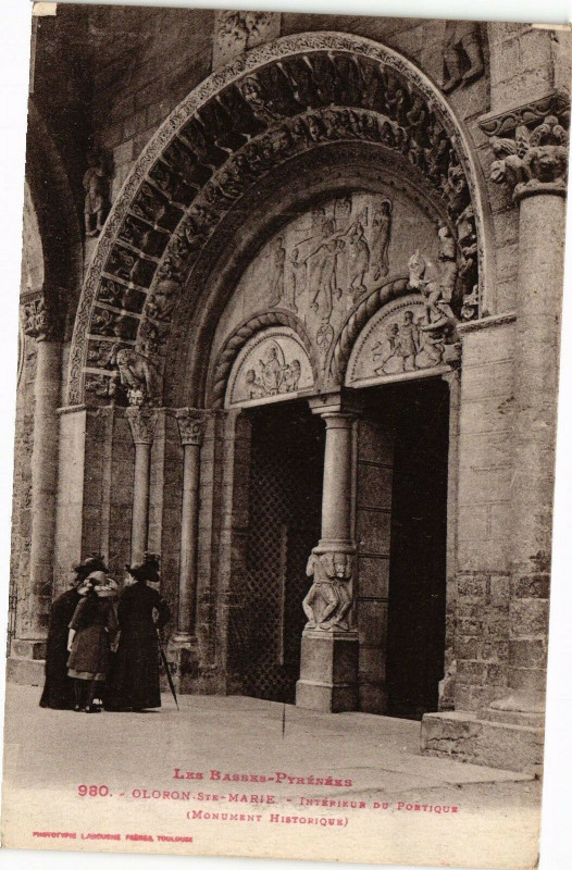Carte postale ancienne Oloron-Sainte-Marie - Inrerieur du Portique à Oloron-Sainte-Marie