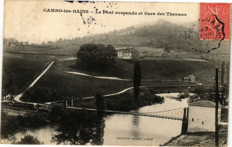 Carte postale ancienne Cambo-les-Bains - Le Pont suspendu et Gare des THERMes à Cambo-les-Bains
