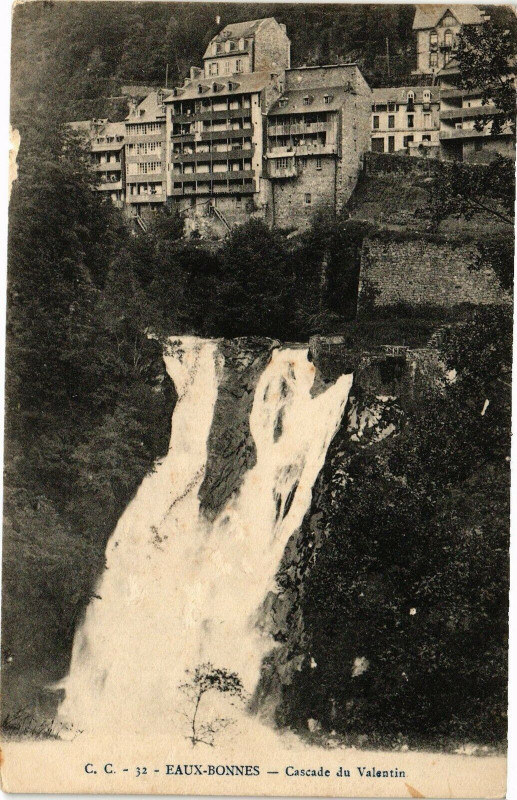 Carte postale ancienne Eaux-Bonnes - Cascade du Valentin à Eaux-Bonnes