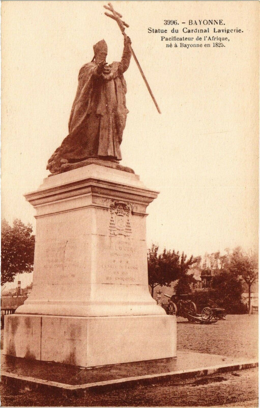 Carte postale ancienne Bayonne - Statue du Cardinal Lavigerie à Bayonne
