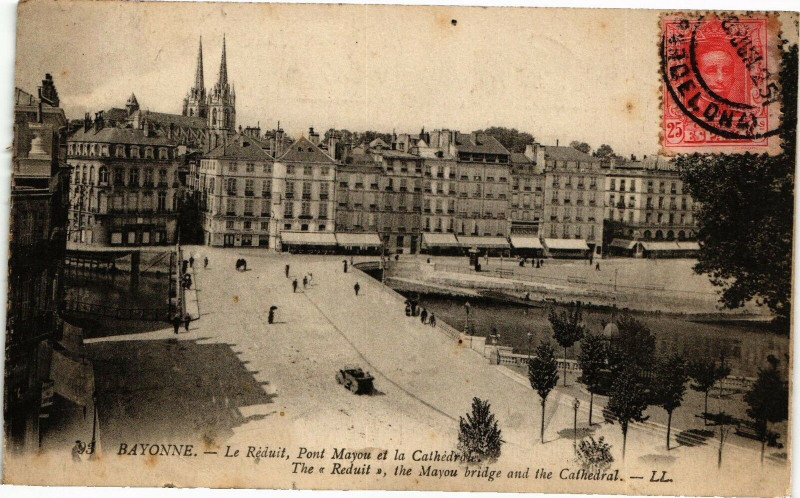 Carte postale ancienne Bayonne - Le Reduit Pont Mayou et la Cathedrale à Bayonne