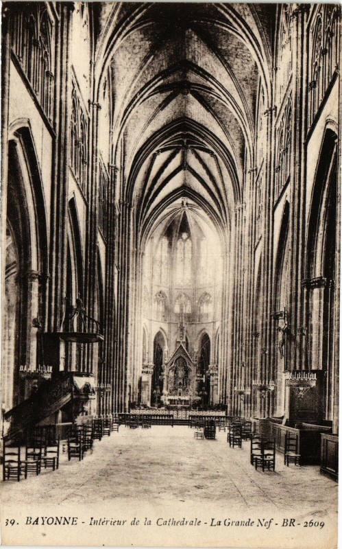 Carte postale ancienne Bayonne - Interieur de la Cathedrale - La Grande Nef à Bayonne