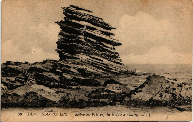 Carte postale ancienne Saint-Jean-de-Luz - Rocher des FALAISEs dit la Pile d'Assieltes à Saint-Jean-de-Luz