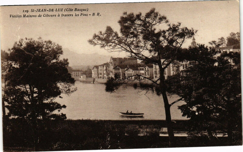 Carte postale ancienne Saint-Jean-de-Luz - Vieilles Maisons de Ciboure A Travers les PINs à Saint-Jean-de-Luz