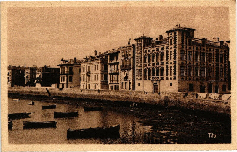 Carte postale ancienne Saint-Jean-de-Luz - Le Qual et la Maison de l'Infante à Saint-Jean-de-Luz