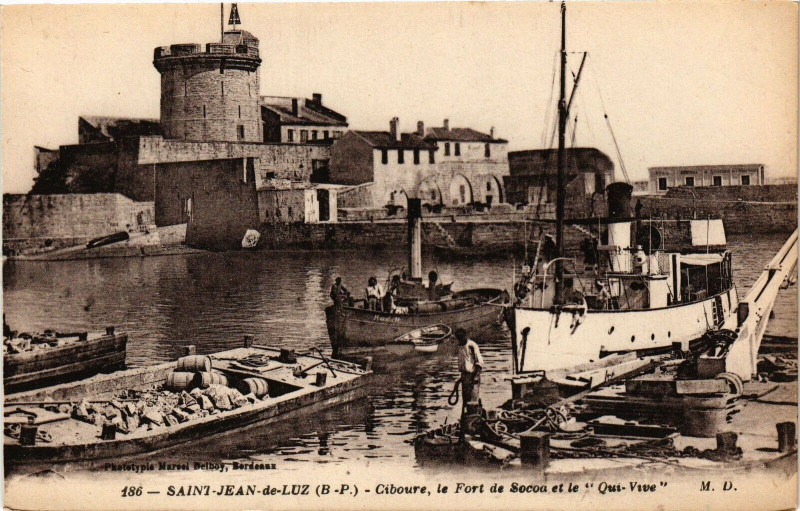 Carte postale ancienne Saint-Jean-de-Luz - Ciboure le Fort de Socoa et le Qui-Vive à Saint-Jean-de-Luz