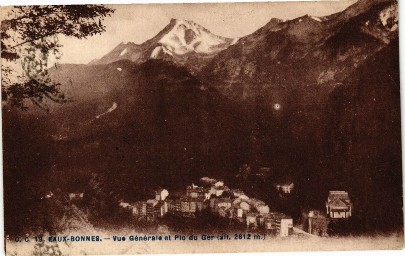 Carte postale ancienne Eaux-Bonnes - Vue générale et Pic du Ger à Eaux-Bonnes