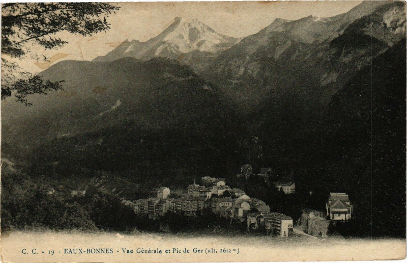 Carte postale ancienne Eaux-Bonnes - Vue générale et Pic de Ger à Eaux-Bonnes