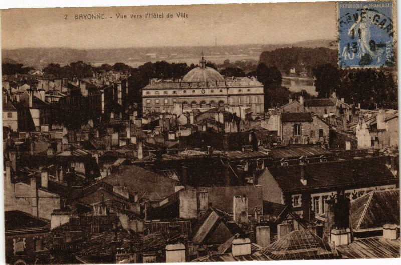 Carte postale ancienne Bayonne - Vue vers l'Hotel de Ville à Bayonne