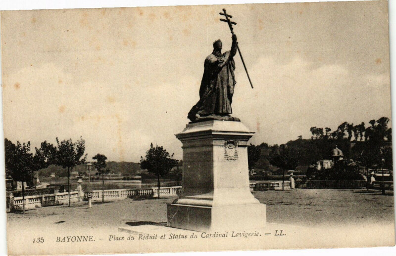 Carte postale ancienne Bayonne - Place du Reduit et Statue du Cardenal Lavigerie à Bayonne