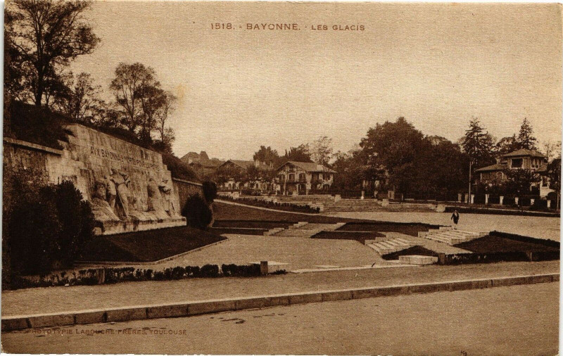 Carte postale ancienne Bayonne - Les Glacis à Bayonne