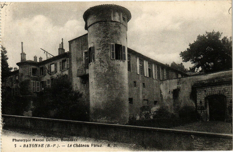 Carte postale ancienne Bayonne - Le Chateau Vieux à Bayonne