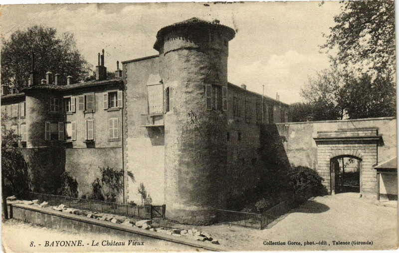 Carte postale ancienne Bayonne - Le Chateau Vieux à Bayonne