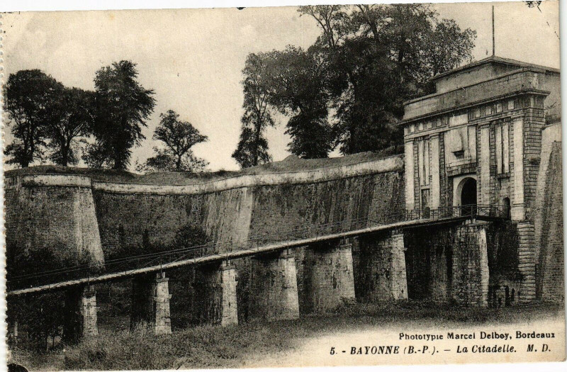 Carte postale ancienne Bayonne - La Cathedrale à Bayonne