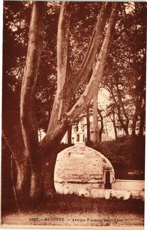 Carte postale ancienne Bayonne - Antique Fountaine Saint-Leon à Bayonne