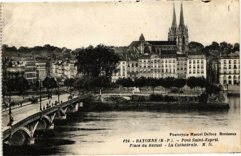 Carte postale ancienne Bayonne - Pont Saint-Esprit - Place du Redurt - La Cathedrale à Bayonne