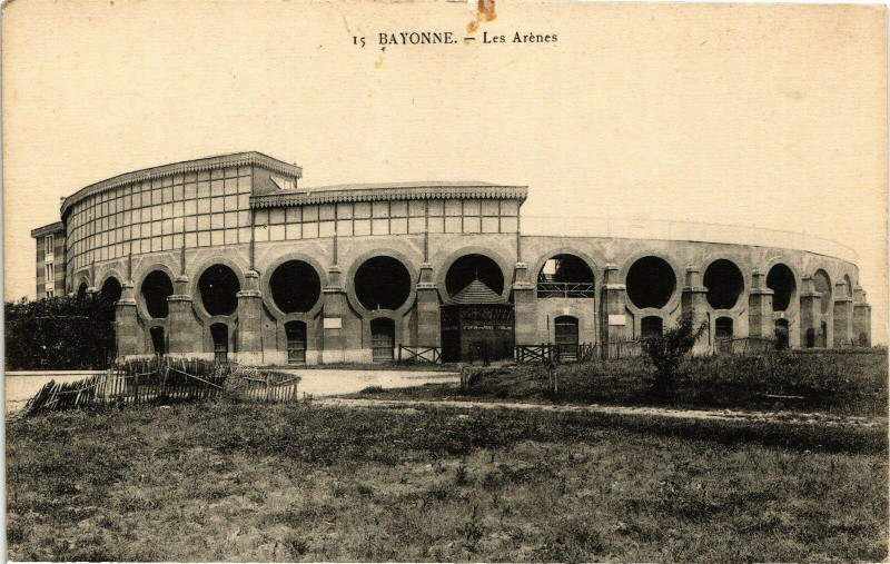 Carte postale ancienne Bayonne - Les Arenes à Bayonne