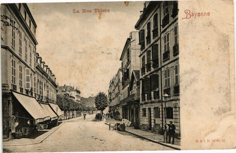 Carte postale ancienne Bayonne - La Rue Thiers à Bayonne