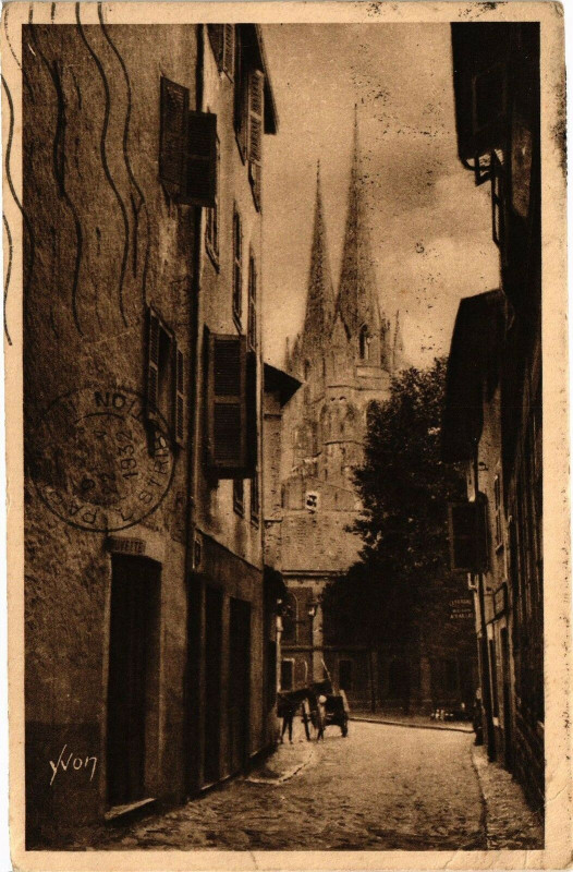 Carte postale ancienne Bayonne - La Cathedrale vue d'une vieille rue à Bayonne