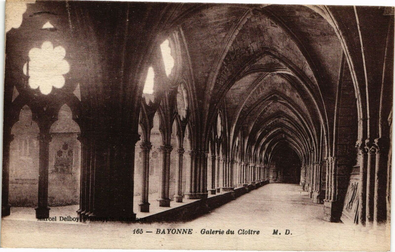Carte postale ancienne Bayonne - Galerie du Cloitre à Bayonne