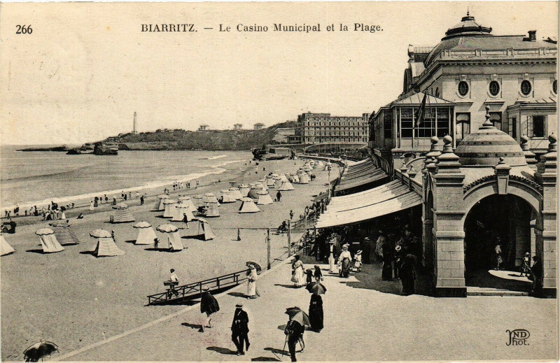 Carte postale ancienne Biarritz - Le Casino Municipal et la Plage à Biarritz