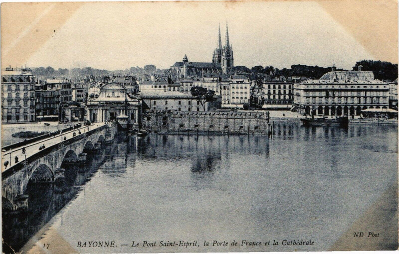 Carte postale ancienne Bayonne - Le Pont Saint-Esprit la Porte de France et la Cathedrale à Bayonne
