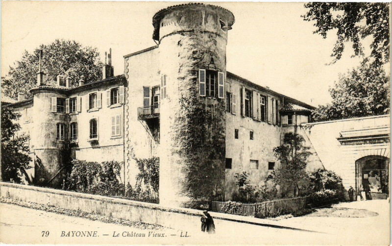 Carte postale ancienne Bayonne - Le Chateau Vieux à Bayonne