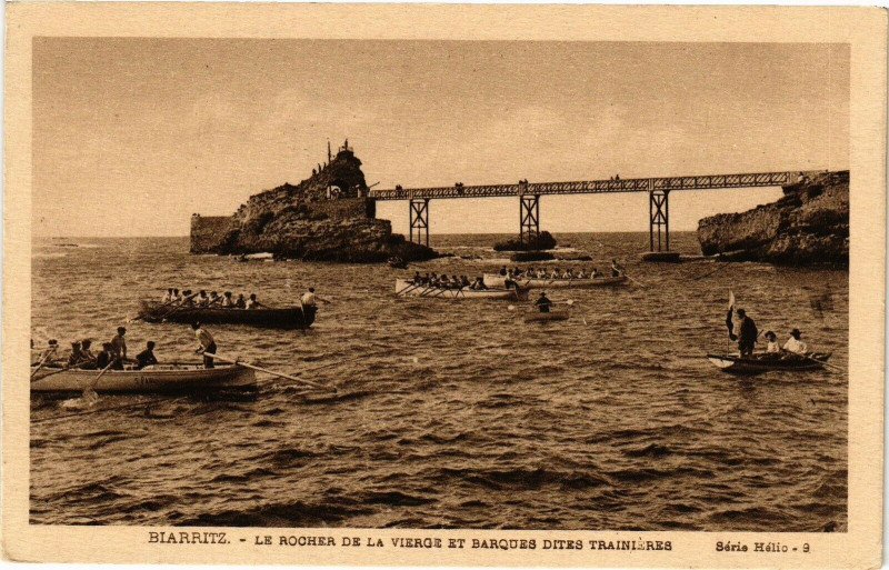 Carte postale ancienne Biarritz - Le Rocher de la Vierge et barques dites trainieres à Biarritz